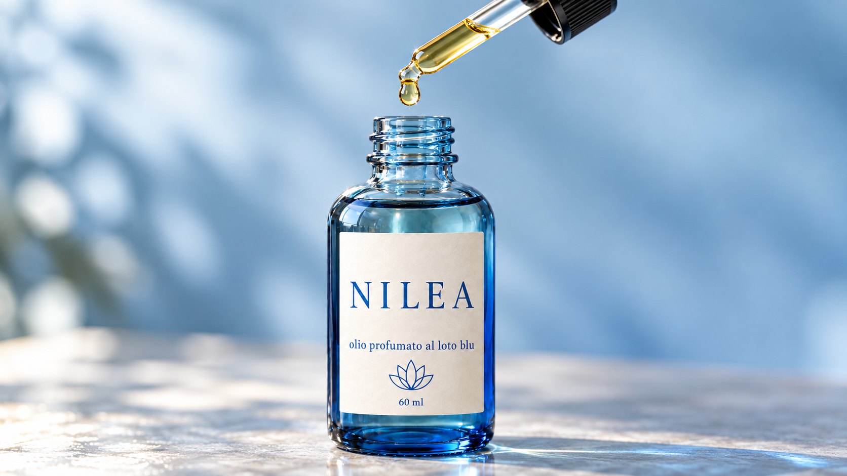 Una goccia d'olio dorato sospesa sulla punta del contagocce, sopra la boccetta Nilea aperta.